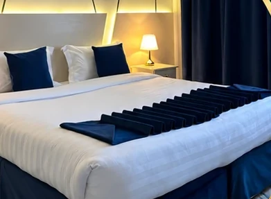 Mekke’de Suites Almaqam otelinden bir oda